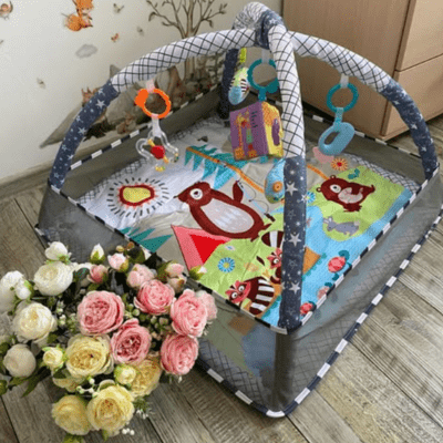 Bébé jouant sur tapis doux | Tapis d'Éveil BabyGymPlayMat Gris  Tapis éducatif pour bébé | Tapis d'Éveil BabyGymPlayMat Gris  Surface de jeu sûre et confortable | Tapis d'Éveil BabyGymPlayMat Gris