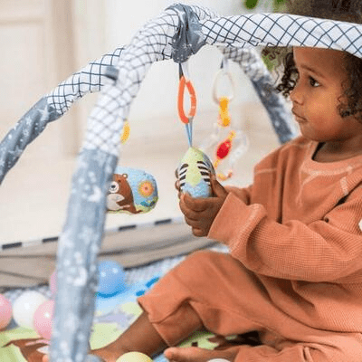 Bébé jouant sur tapis doux | Tapis d'Éveil BabyGymPlayMat Gris  Tapis éducatif pour bébé | Tapis d'Éveil BabyGymPlayMat Gris  Surface de jeu sûre et confortable | Tapis d'Éveil BabyGymPlayMat Gris